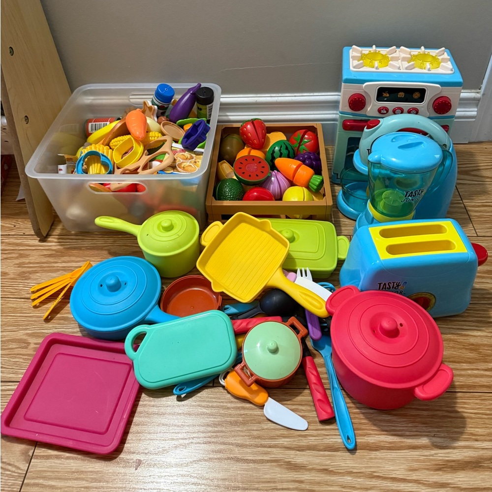 Massive play food/kitchen lot
